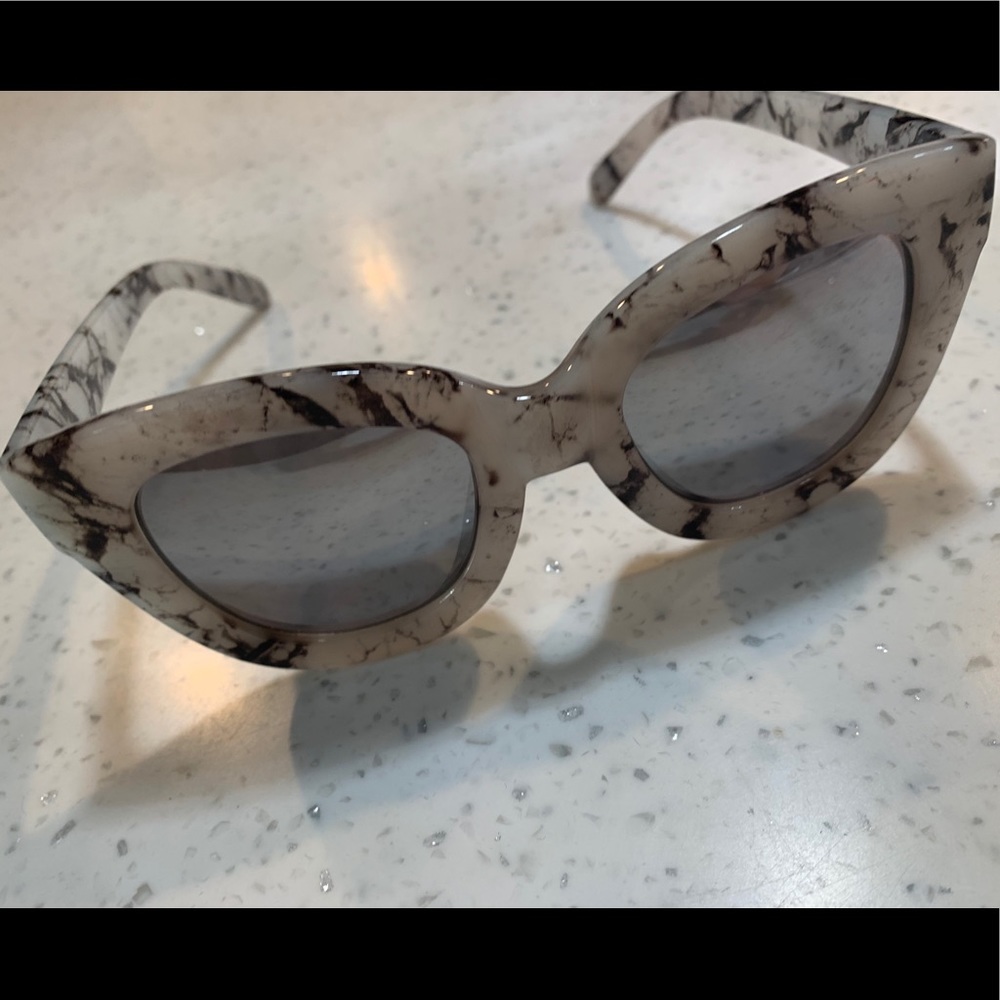 Like New. QUAY Sunglasses